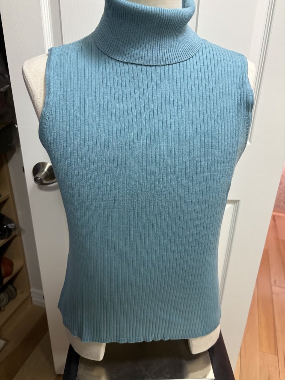 Light silk turquois, cowl neck, sleeveless, ribbed top